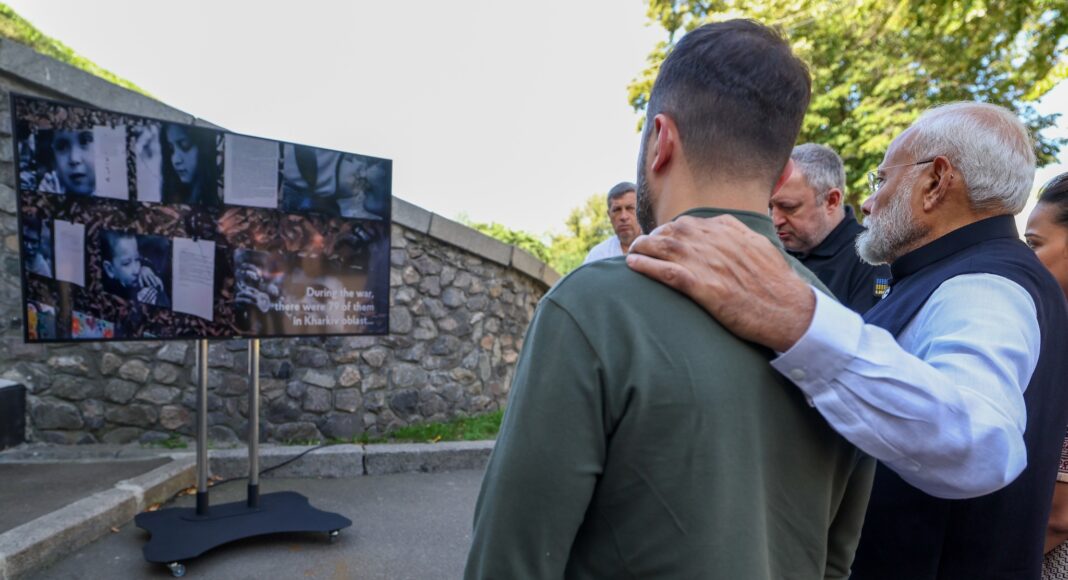 प्रधानमंत्री नरेंद्र मोदी अपनी यूक्रेन यात्रा में वोलोदिमिर जेलेंस्की के साथ।