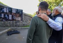 पुतिन के बाद जेलेंस्की : मोदी ने एक ही ‘नीति’ से रूस और यूक्रेन दोनों को साधा प्रधानमंत्री नरेंद्र मोदी अपनी यूक्रेन यात्रा में वोलोदिमिर जेलेंस्की के साथ।